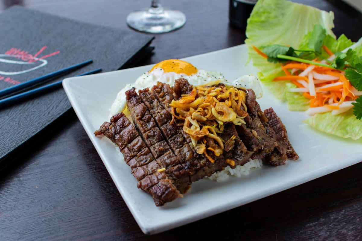 Steak slices with eggs and vegetables